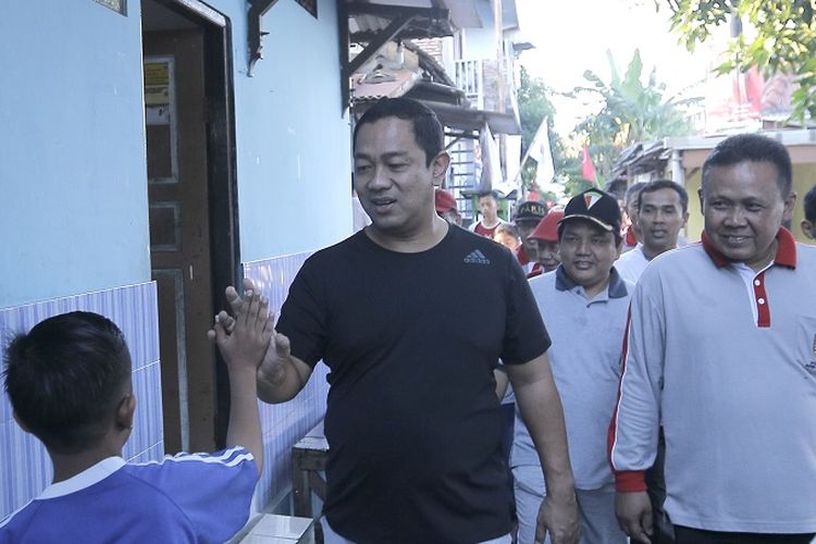 Wali Kota Semarang Hendrar Prohadi, saat mengikuti kegiatan jalan sehat bersama warga di Kelurahan Wonodri, Semarang, Selasa (19/02/2019).