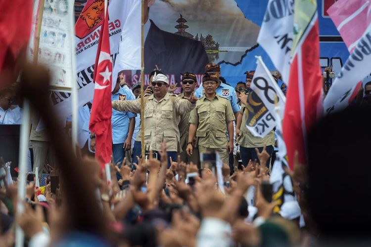 Calon presiden nomor urut 02 Prabowo Subianto saat berkampanye di Lapangan Kapten Kompyang Sujana, Denpasar, Bali, Selasa (26/3/2019).