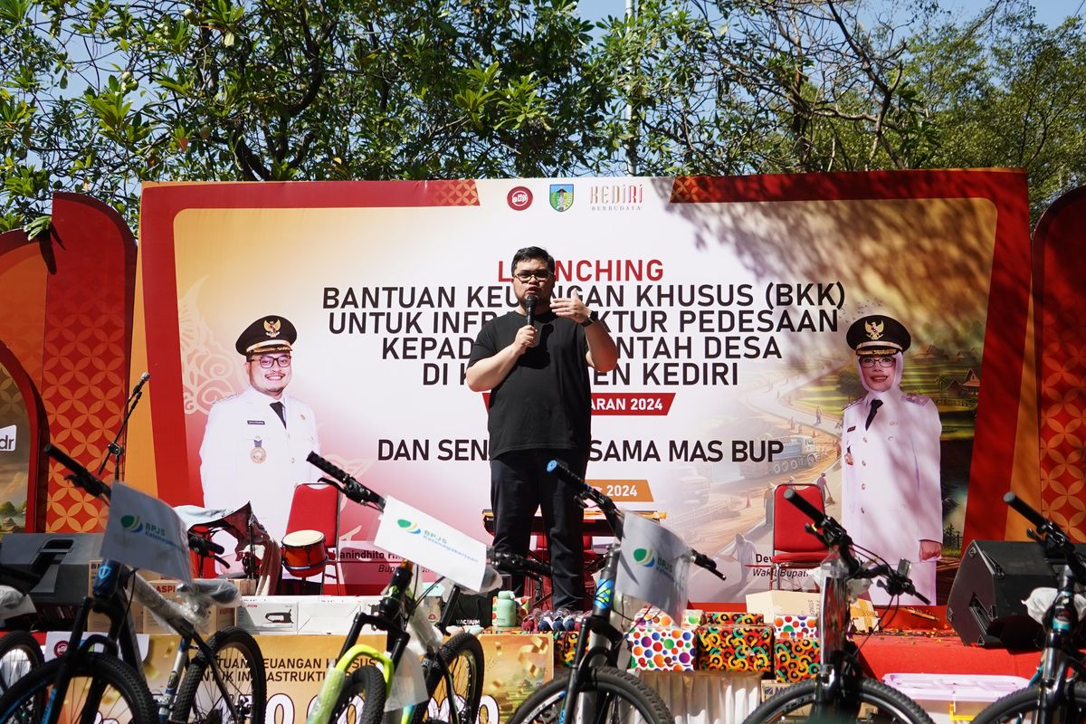 Bupati Kediri Mas Dhito saat acara launching BKK di Taman Hijau SLG, Sabtu (7/9/2024). 