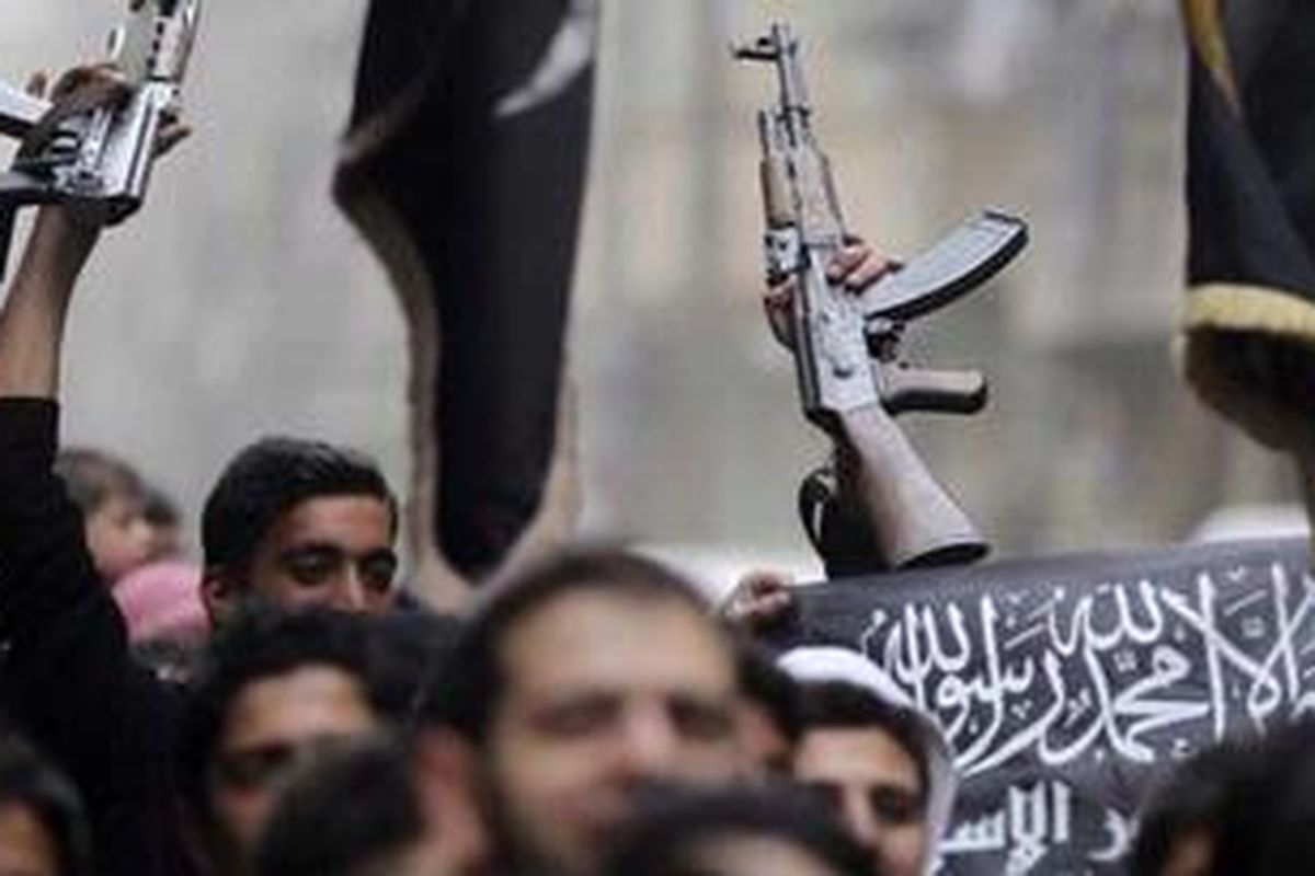 Pemberontak Suriah di distrik Bustan al-Qasr, kota Aleppo (22/3). Pemberontak membunuh ulama di Aleppo yang dikenal pro Presiden Assad. 