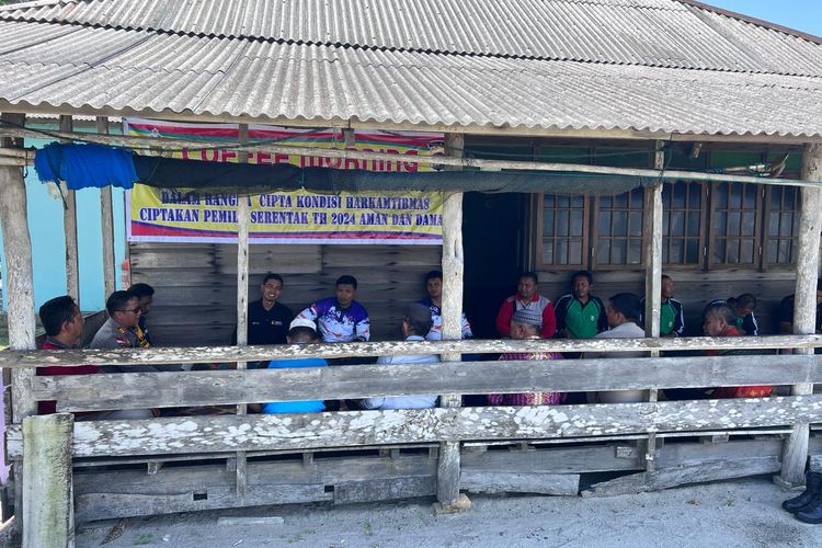 Anggota Polsek Rupat saat sosialisasi pemilu kepada warga di Rumah Panggung peninggalan tokoh Islam, di Desa Makreuh, Kecamatan Rupat, Kabupaten Bengkalis, Riau, Jumat (2/2/2024).