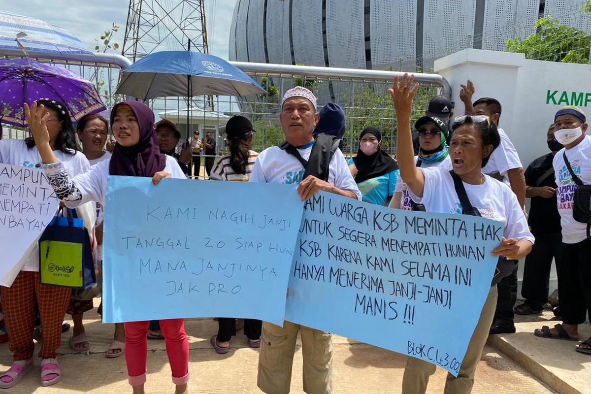 Warga Kampung Bayam, Tanjung Priok, Jakarta Utara melakukan unjuk rasa pada Senin (21/11/2022). Hal itu dilakukan untuk menuntut agar mereka segera mendapatkan kunci unit Rusunawa. 