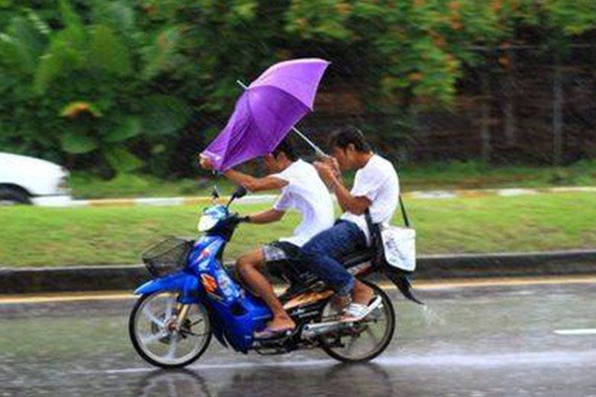 Naik motor pakai payung