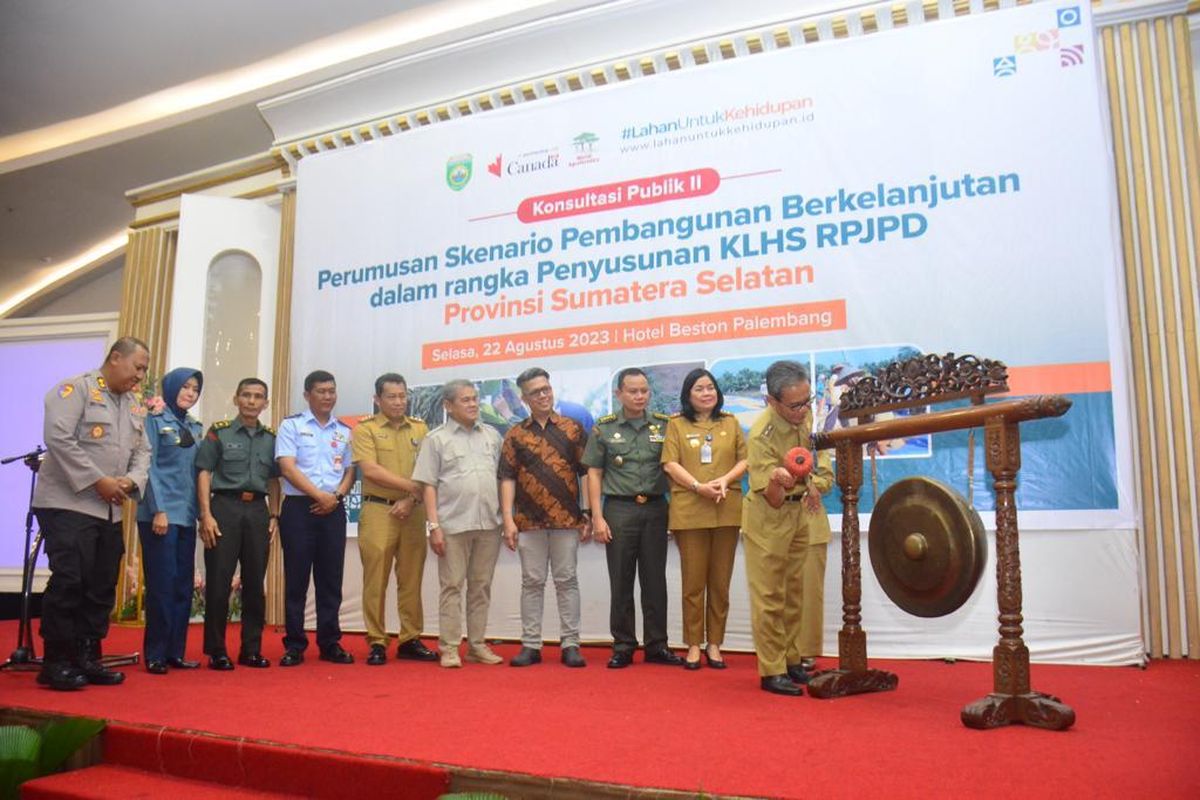 Sekretaris Daerah (Sekda) Provinsi Sumatera Selatan (Sumsel) S A Supriono saat membuka Konsultasi Publik II Perumusan Skenario Pembangunan Berkelanjutan dalam rangka Penyusunan KLHS Rencana Pembangunan Jangka Panjang Daerah (RPJPD) Provinsi Sumsel di Ballroom Hotel Beston, Palembang, Selasa (22/8/2023).
