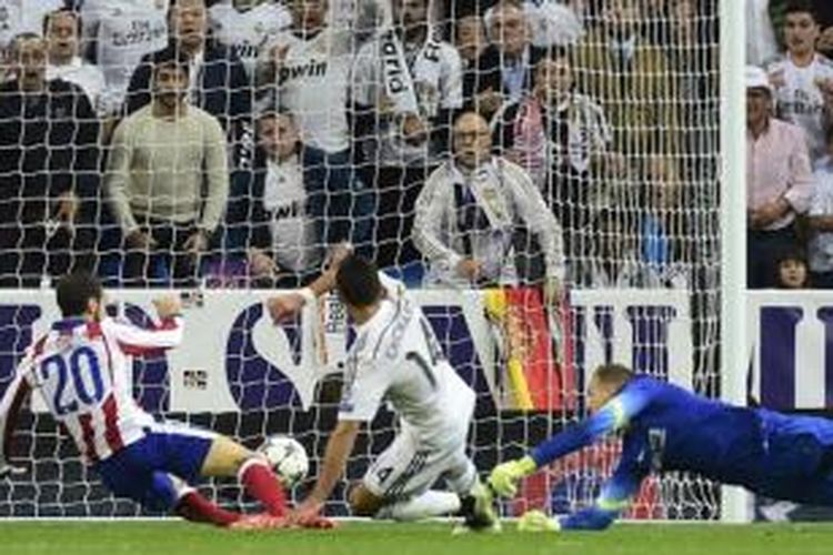 Penyerang Real Madrid, Javier Hernadez (tengah), melepaskan tembakan yang berujung gol pada perandingan leg kedua perempat final Liga Champions melawan Atletico Madrid, di Santiago Bernabeu, Rabu (22/4/2015). 