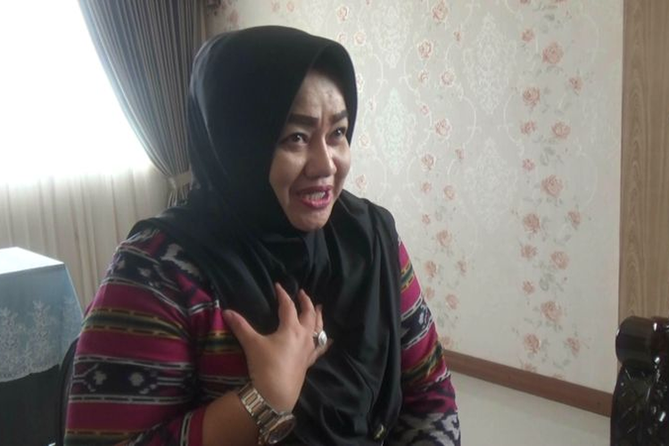Kepala Desa Siti Kholifah meyakini ayamnya dicuri, dan ia mengaku sudah menjajaki penyelesaian kasus ini lewat kekeluargaan.