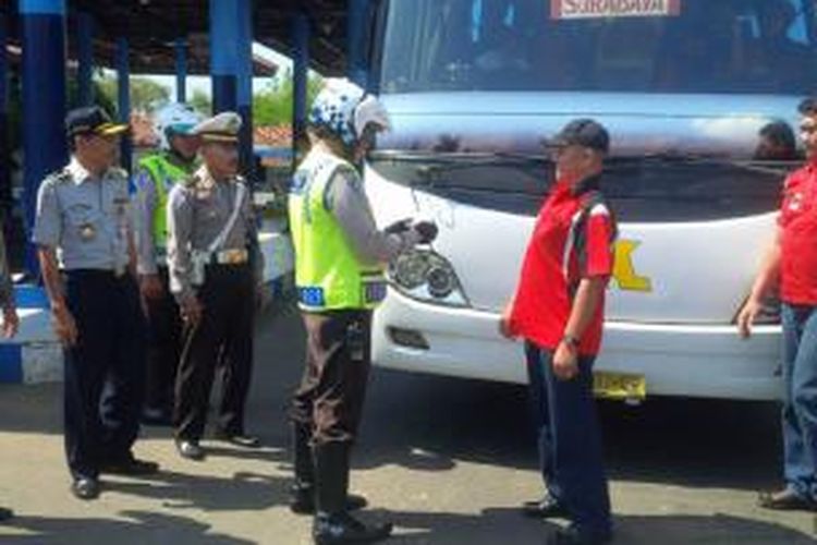Dishubkominfo dan Polres Pamekasan, saat menggelar operasi kendaraan layak jalan di terminal Ronggosukowati Pamekasan. Ditemukan bus trayek Jawa Tengah, mengangkut penumpang di Madura.