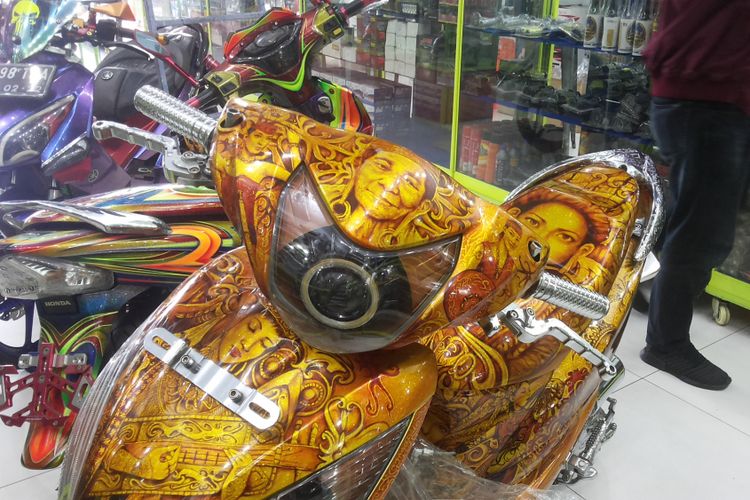 Salah satu sepeda motor display dengan handgrip aluminium yang dipajang di salah satu toko aksesori di Otista, Kampung Melayu, Jakarta Timur, Minggu (11/3/2018).
