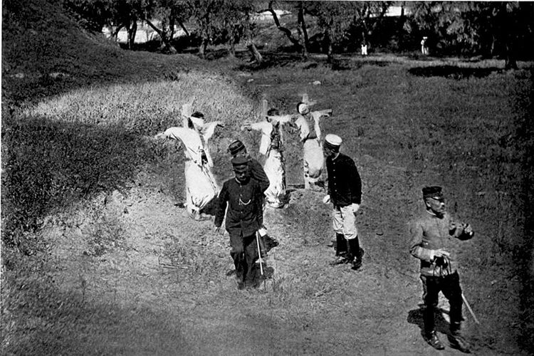 Tiga warga Korea ditembak karena memprotes perampasan tanah oleh Jepang pada masa penjajahan Jepang di Korea.