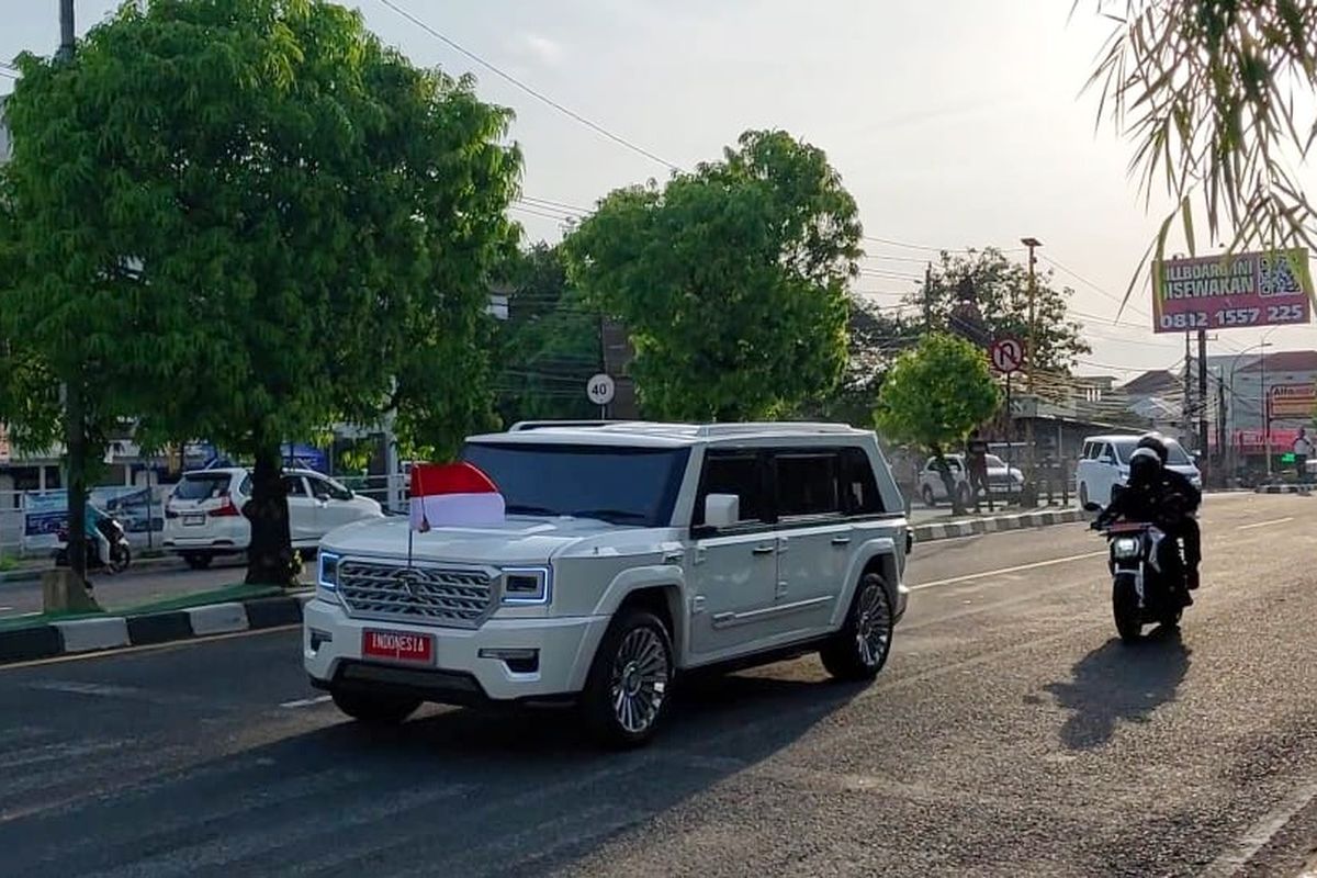 Mobil Maung Garuda yang membawa Presiden Prabowo Subianto saat melintas menuju Kompleks Akademi Militer (Akmil) Magelang, Jawa Tengah.