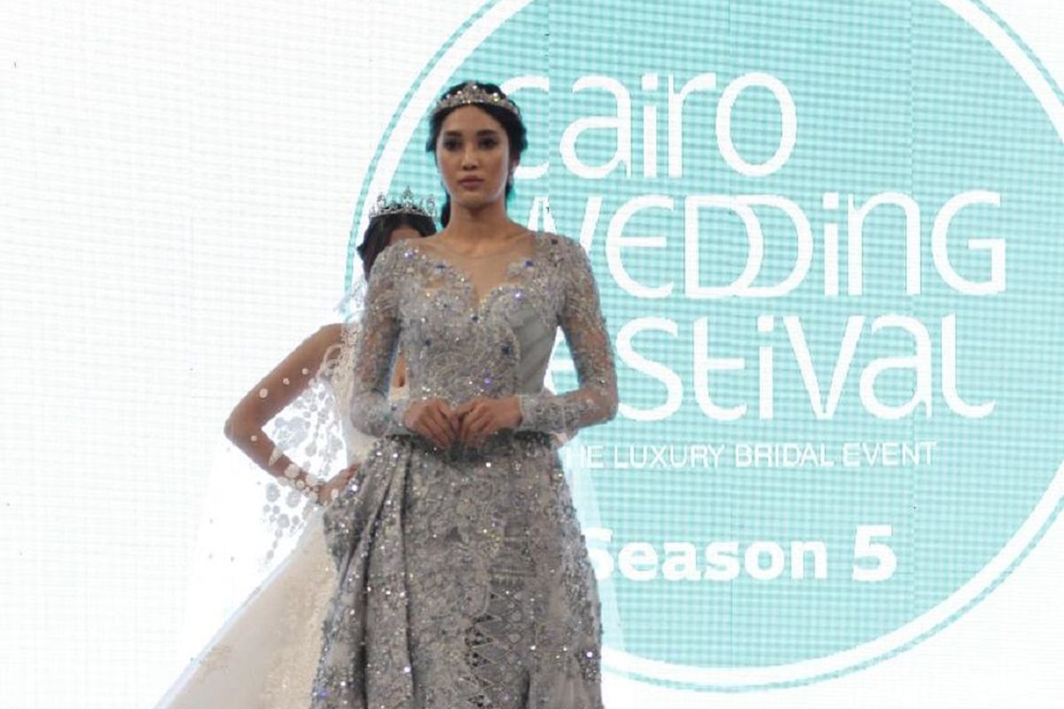 Anggraini Rahayu Widyanti atau yang lebih dikenal sebagai Widi Vierra membawakan busana pengantin rancangan desainer Vera Kebaya dalam fashion show pada Cairo Wedding Festival (CWF) yang digelar di Hotel Dusit Thani, Kairo, Jumat (8/2/2019) malam.