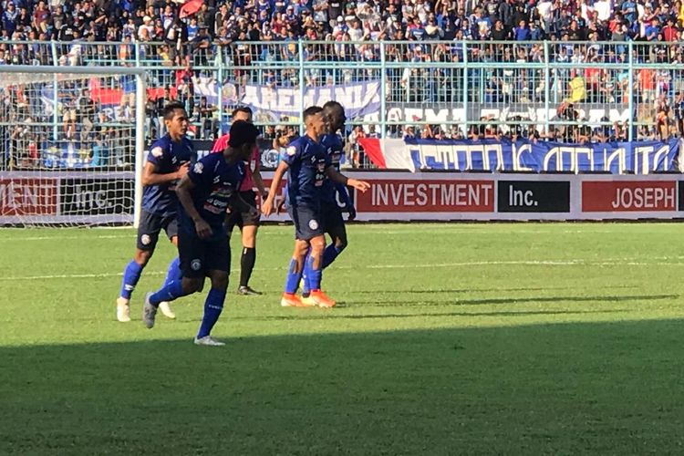 Para pemain Arema FC merayakan gol ke gawang Persebaya Surabaya pada lanjutan pekan ke-14 Liga 1 2019, di Stadion Kanjuruhan, Kabupaten Malang, Kamis (15/8/2019).