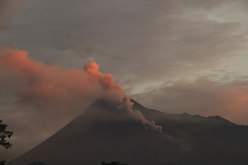 Gunung Merapi Luncurkan Awan Panas Guguran Sejauh 1 Km