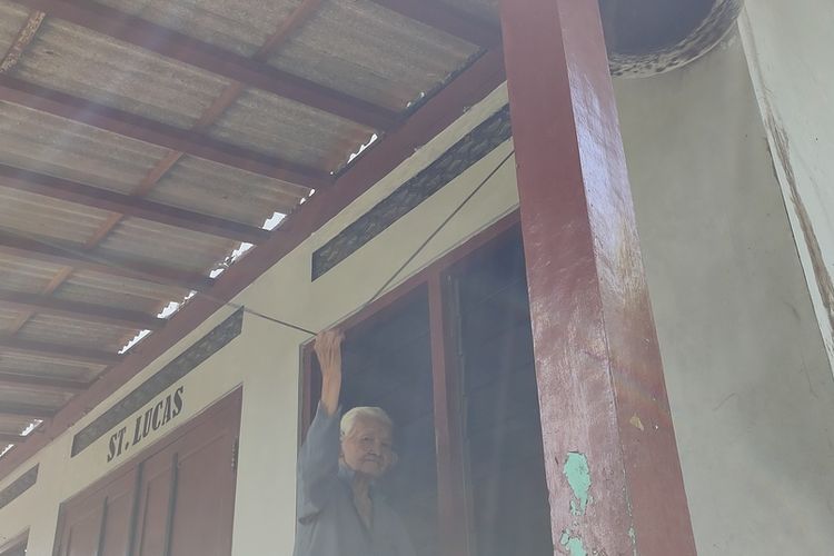 Mbah Wiryo, panggilan warga pada nenek Wakiyah (94), di Pedukuhan Kajoran, Kalurahan Banjaroya, Kapanewon Kalibawang, Kulon Progo, Daerah Istimewa Yogyakarta. Puluhan tahun membunyikan lonceng penanda waktu berdoa umat Katolik yang berada di salah satu sisi Bukit Menoreh.