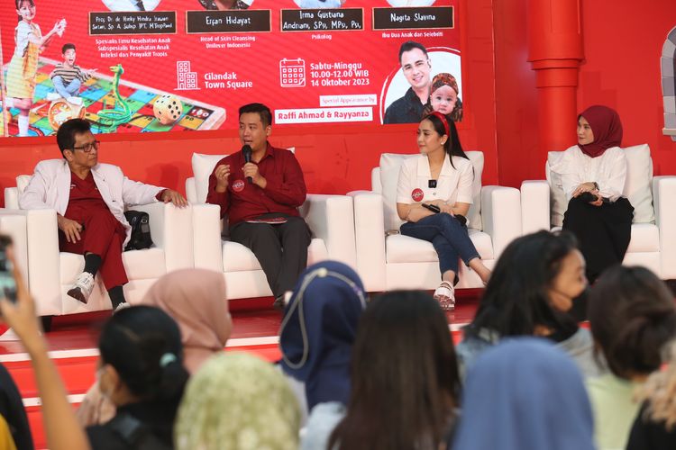 Celebrity Mom Nagita Slavina bersama Raffi Ahmad dan Rayyanza turut hadir dalam acara edukasi CPTS yang digelar Lifebuoy. Ia pun bercerita mengenai sejumlah tantangan para orangtua dalam menjaga kesehatan keluarga. 