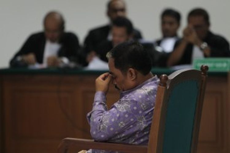 Mantan Presiden Partai Keadilan Sejahtera, Luthfi Hasan Ishaaq menjalani sidang perdana di Pengadilan Khusus Tindak Pidana Korupsi, Jakarta, Senin (24/6/2013). Ia menjadi terdakwa kasus dugaan suap kuota impor daging sapi dan tindak pidana pencucian uang. 