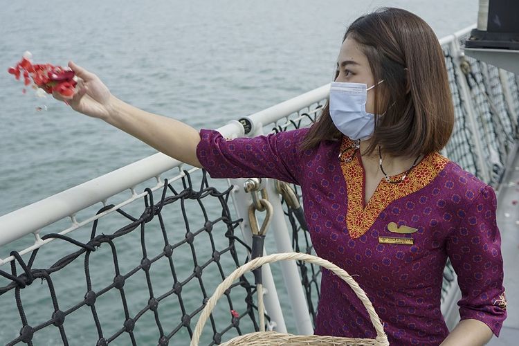 A Sriwijaya Air stewardess on board the Indonesian Navy ship KRI Semarang-594 lays flowers in the sea to mourn the dead on Sriwijaya Air SJ182 on Friday (22/1/2021). Sriwijaya Air Flight SJ182 plummeted to the sea near the Thousand Islands off Jakarta on Saturday, (9/1/2021). ANTARA FOTO/Yadi Ahmad/MRH/hp.