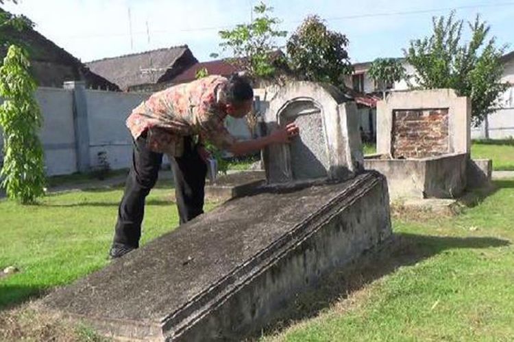 Sejarawan Akhmad Elvian di Kerkhof Kota Pangkalpinang Kepulauan Bangka Belitung