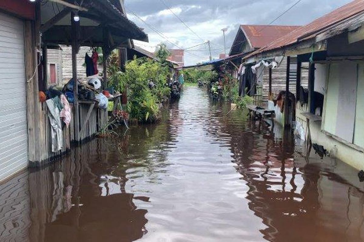 Kawasan Mendawai dan Foamboyan Bawah terendam banjir akibat luapan Sungai Kahayan dan Sungai Rungan di Kota Palangkaraya, Rabu (13/3/2024). 
