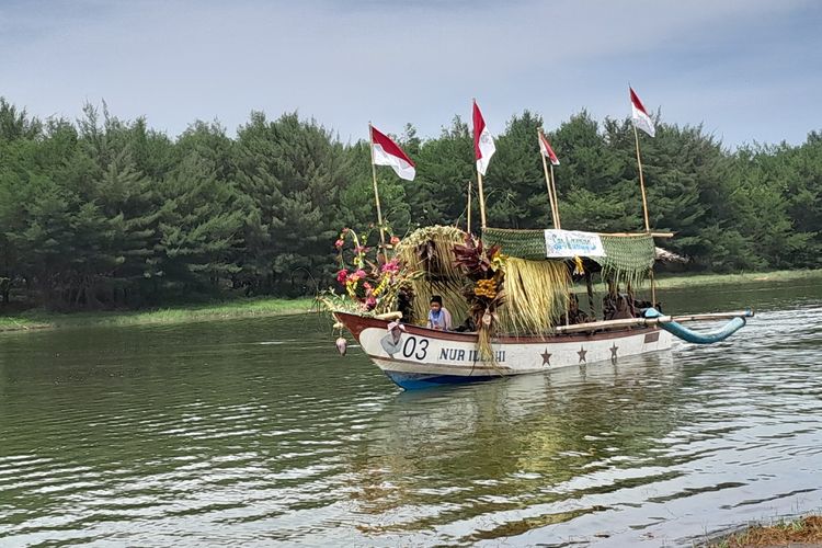 Perahu yang biasa mengangkut wisatawan berdandan cantik dengan hiasan penuh warna bikin laguna jadi semarak di komplek wisata Pantai Glagah, Kapanewon Temon, Kabupaten Kulon Progo, Daerah Istimewa Yogyakarta.