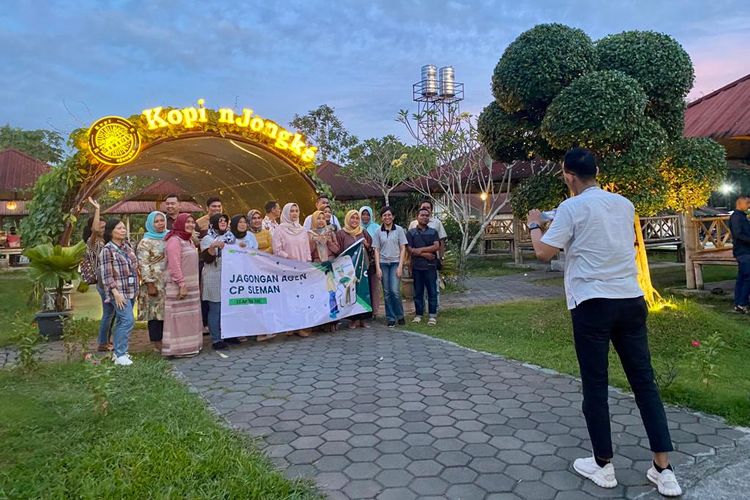 Rombongan pengunjung yang mengadakan acara kumpul di Kopi Njongke, Sleman, DIY. 