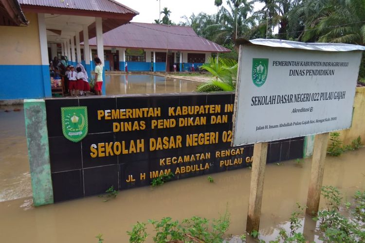 Banjir menyebabkan aktifitas sekolah terganggu akibat ketinggian air yang menggenangi sekolah di kabupaten inhu