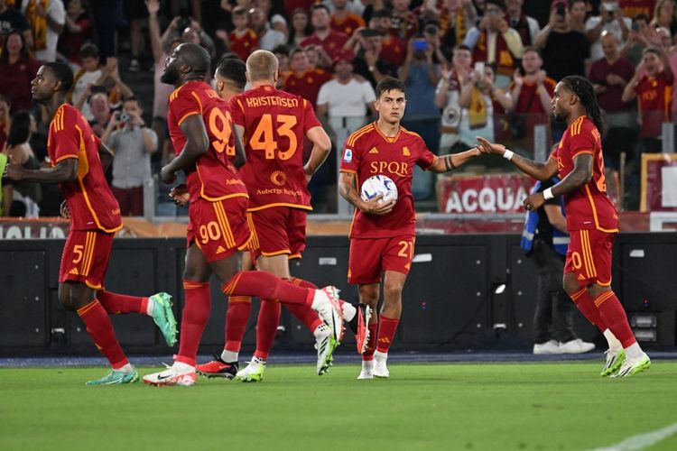 Paulo Dybala (dua dari kanan) melakukan selebrasi dengan rekan setimnya setelah mencetak gol penalti dalam pertandingan Roma vs Empoli di Stadion Olimpico, Senin (18/9/2023) dini hari WIB. Duel Roma vs Empoli berakhir dengan skor 7-0. (Photo by Andreas SOLARO / AFP)