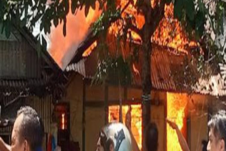 Kebakaran melanda empat rumah warga Kota Bima, Selasa (11/10/2022). Satu diantaranya dilaporkan hangus terbakar.