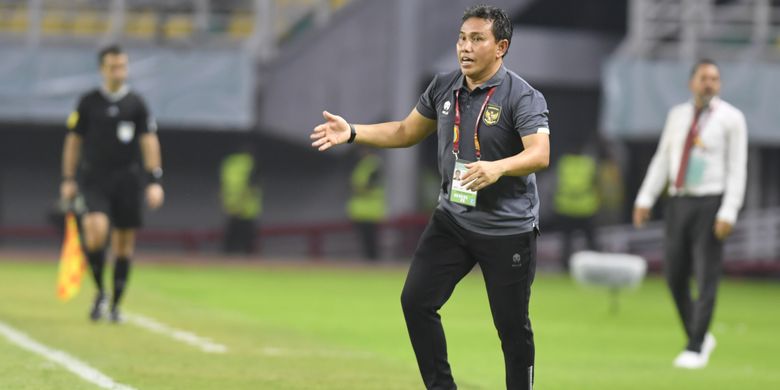 Pelatih Timnas Indonesia Bima Sakti memberi instruksi pada pemainnya pada pertandingan babak penyisihan grup A Piala Dunia U-17 2023 melawan timnas Panama di Stadion Gelora Bung Tomo, Surabaya, Jawa Timur, Senin (13/11/2023). Kedua tim bermain imbang 1-1. ANTARA FOTO/Ari Bowo Sucipto/aww.