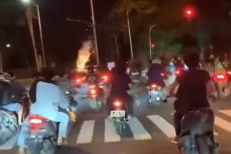 Ada insiden penembakan gas air mata oleh polisi saat proses pengejaran pengendara mobil berinisial kakek HM (89) yang menuju Jalan Pulo Kambing Raya, Kawasan Industri Pulogadung, Cakung, Jakarta Timur.