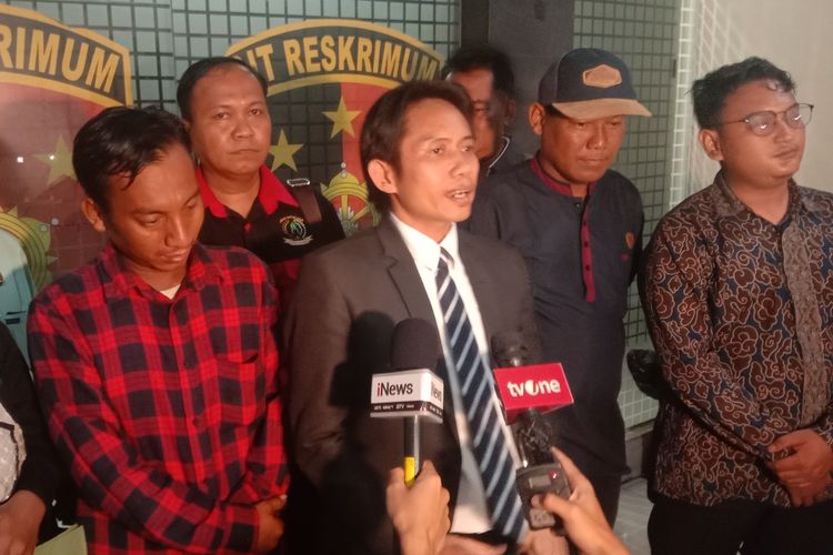Pemeriksaan terhadap tiga rekan Pegi Setiawan alias Perong yang dilakukan penyidik Direktur Reserse Kriminal Umum Polda Jabar selama enam jam di Mapolda Jabar, akhirnya selesai pukul 22.26 WIB, Jumat (31/5/2024).