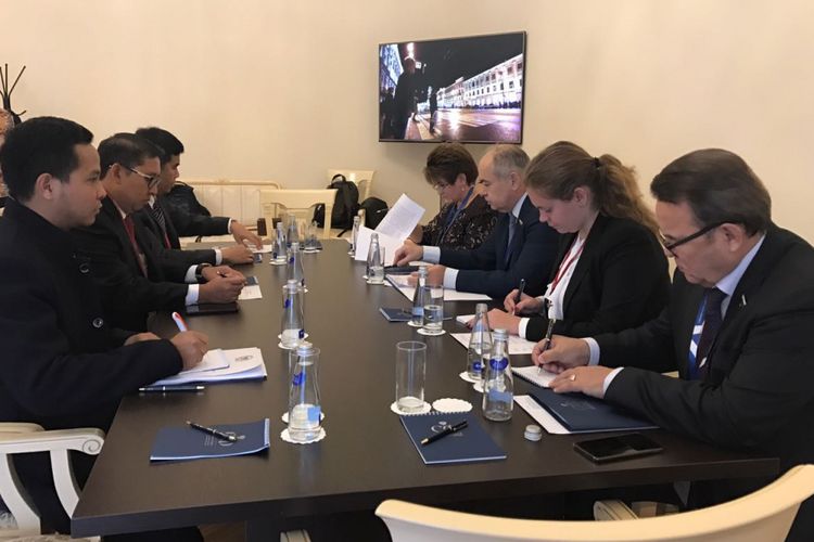 Ketua Delegasi Indonesia,Wakil Ketua DPR RI Fadli Zon (baris kiri, tengah) saat bertemu dengan Wakil Ketua Senat Federasi Rusia Umakhanov di Saint Petersburg, Rusia,Sabtu (14/10/2017).