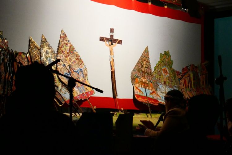 Pertunjukan Wayang Wahyu di Gereja Mater Dei, di Lampersari, Semarang, Jawa Tengah, Sabtu (22/04) malam. 