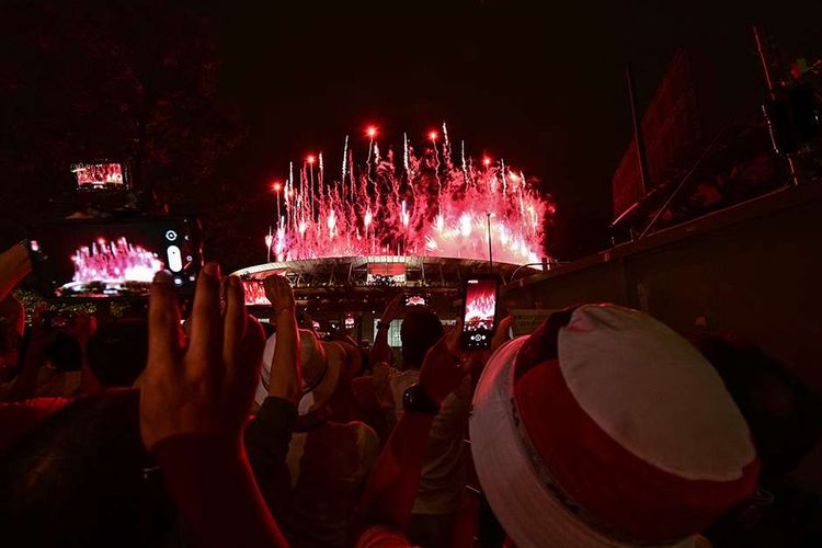 Parade kembang api memeriahkan pembukaan Olimpiade Tokyo 2020 di Stadion Nasional Jepang, Tokyo, Jepang, Jumat (23/7/2021). Pesta olahraga yang berlangsung hingga Minggu (8/8/2021) ini akan digelar tanpa penonton mengingat pandemi Covid-19 yang masih melanda Jepang.