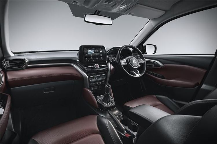 Suzuki Grand Vitara generasi kelima memiliki kulit berwarna coklat tua di seluruh kabin dan dashboard. 