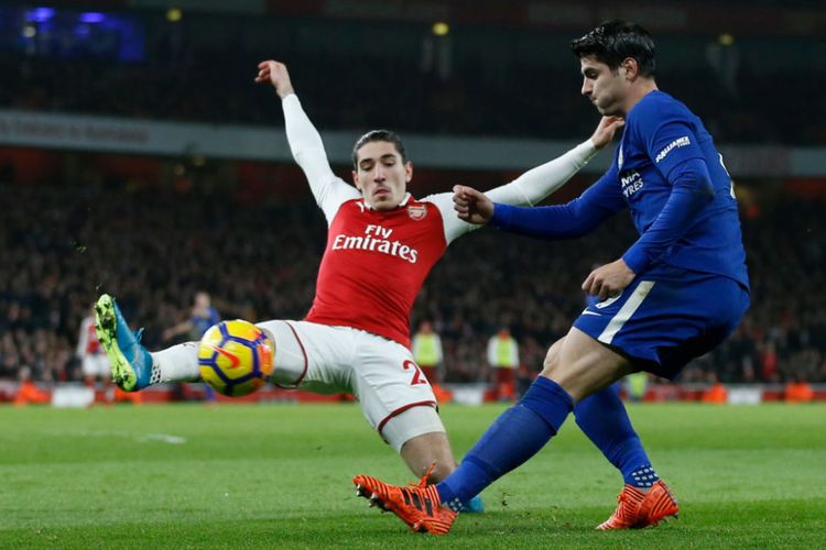 Hector Bellerin memotong upaya Alvaro Morata melepas umpan silang saat Arsenal menjamu Chelsea di Stadion Emirates pada laga Premier League, Rabu (3/1/2018).