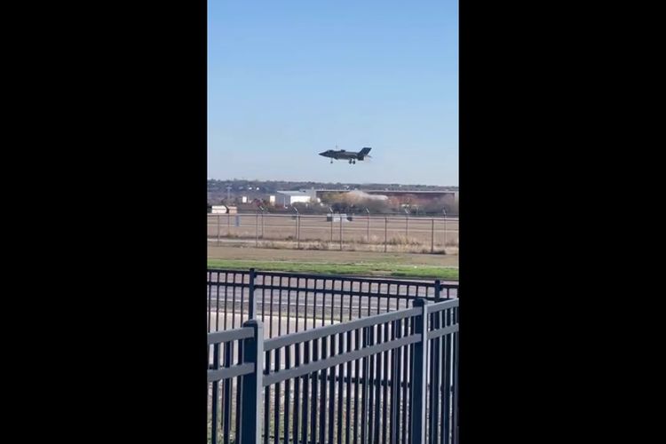 Tangkapan layar dari video yang beredar di media sosial yang menunjukkan detik-detik jet tempur siluman F-35B mengalami kecelakaan saat melakukan pendaratan vertikal di landasan pacu Pangkalan Naval Air Station Joint Reserve di Texas, AS, Kamis (15/12/2022).