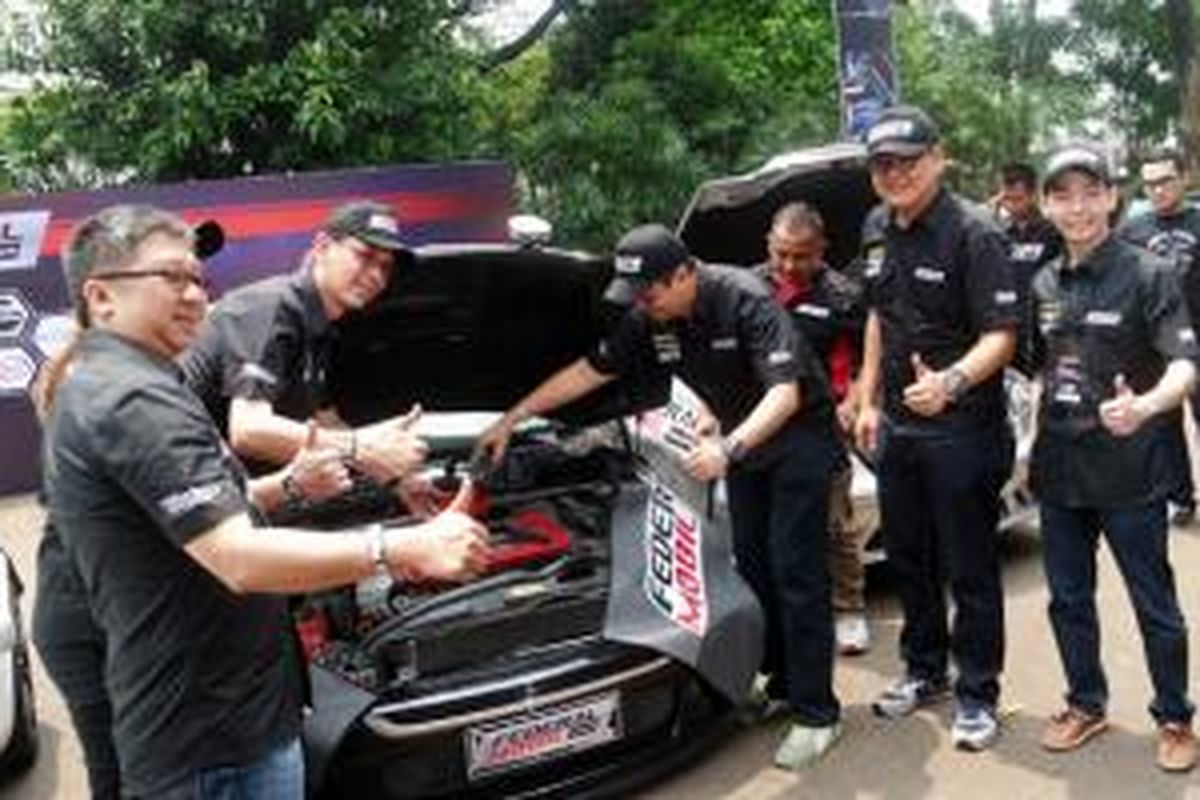 PT. Federal Karyatama meluncurkan produk terbaru Federal Mobil Lubricants di Senayan, Jakarta, Minggu (12/4/2015). 