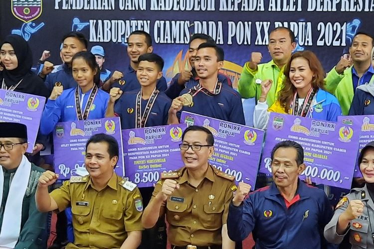 Atlet-atlet renang dan selam asal Ciamis penyumbang medali terbanyak di PON Papua wakili Jawa Barat saat bertemu Bupati Ciamis Herdiat Sunarya, Selasa (26/10/2021).