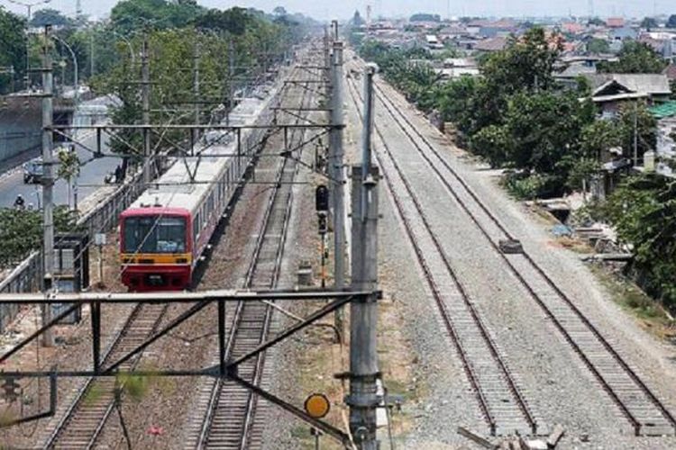 Pembangunan jalur dwiganda yang terhenti karena terkendala pembebasan lahan di kawasan Penggilingan, Cakung, Jakarta Timur, Senin (4/10). Jalur dwiganda bagi kereta rel listrik dan kereta jarak jauh Manggarai-Cikarang nantinya mampu menambah frekuensi dan perjalanan.