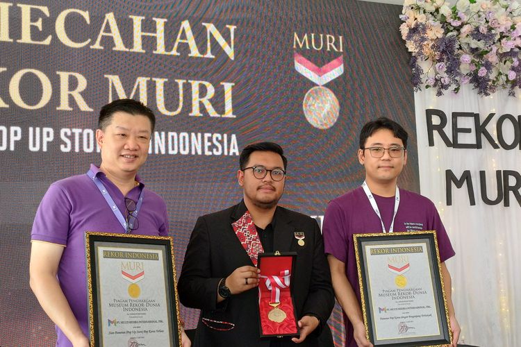 COO Multi Medika Internasional, Christopher Lee dan Mengky Mangarek - CEO & Founder MMI menerima penghargaan dari MURI, di event event BTS & TinyTan Licensed Products Pop-Up Store, BSD, Tangerang, Jakarta Selatan, Minggu (2/7/2023).