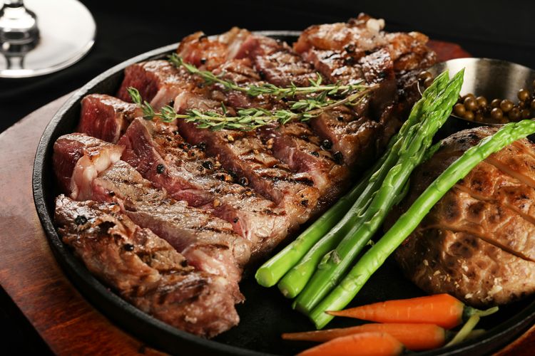 Ilustrasi steak daging sapi, pilihan makanan clean eating