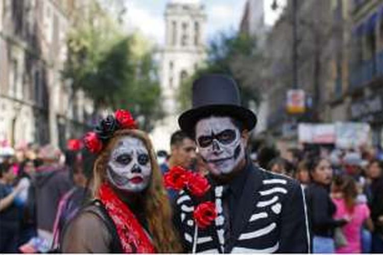 Day of the Dead, begitu nama parade yang jadi tradisi di Meksiko. Untuk pertama kalinya, parade Day of the Dead bertema James Bond digelar.