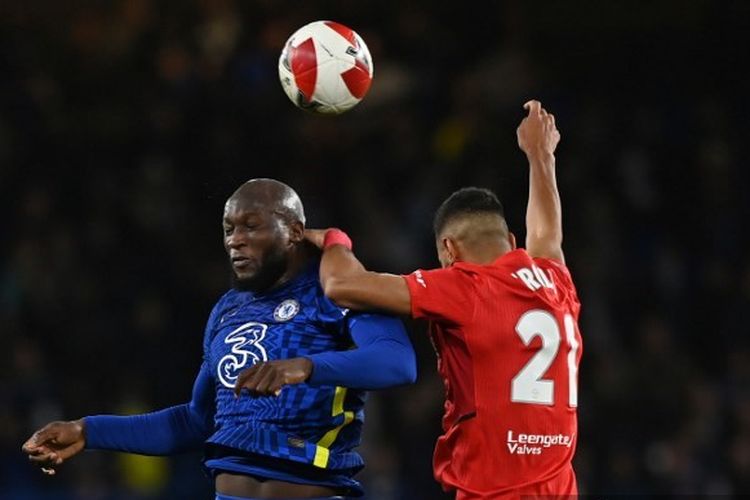 Penyerang Chelsea Romelu Lukaku berduel dengan bek Chesterfield Luke Croll pada putaran ketiga Piala FA 2021-2022 di Stadion Stamford Bridge, London, Minggu (9/1/2022) dini hari WIB.