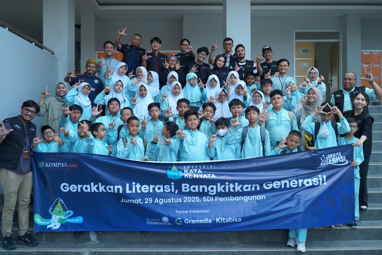 Siswa-siswi SDI Pembangunan, Pamulang, berfoto bersama tim Kompas.com dalam program Jagat Literasi, Ekspedisi dari Kata ke Nyata pada Jumat (29/8/2025).