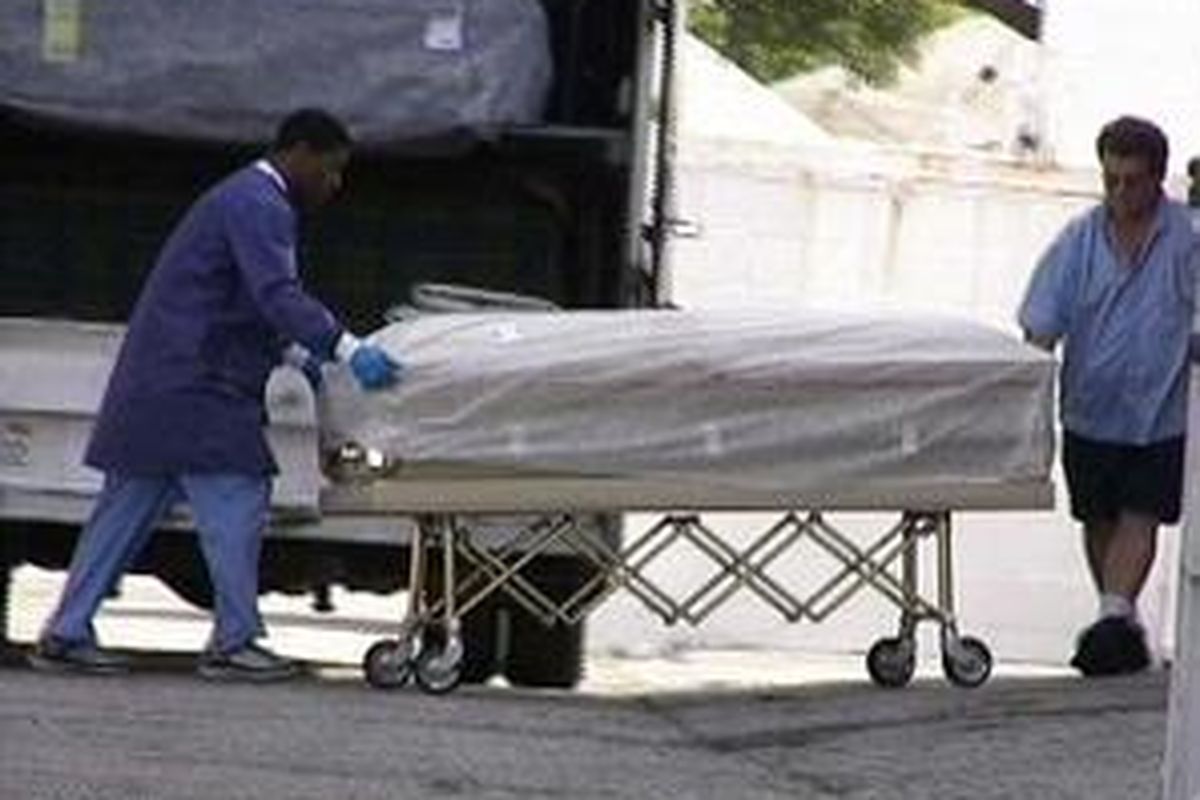 Persiapan: Jenazah Michael Jackson dipindahkan dari sebuah rumah jenazah Los Angeles ke rumah jenazah lainnya menjelang upacara pemakaman