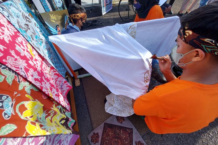 Sejumlah difabel Jawa Barat sedang mengukir kain batik.