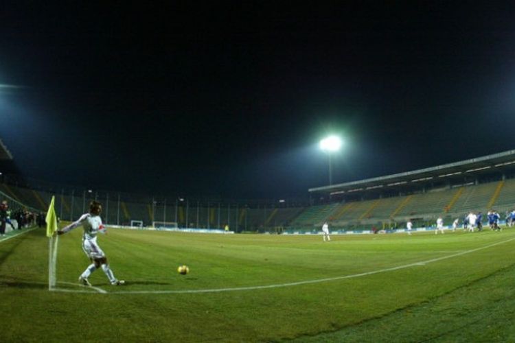 Pemandangan Stadio Atleti Azzurri dItalia, Bergamo, Italia, yang kosong dari penonton saat menggelar laga Liga Italia 2007-2008 antara Atalanta menghadapi AC Milan pada 23 Januari 2008.