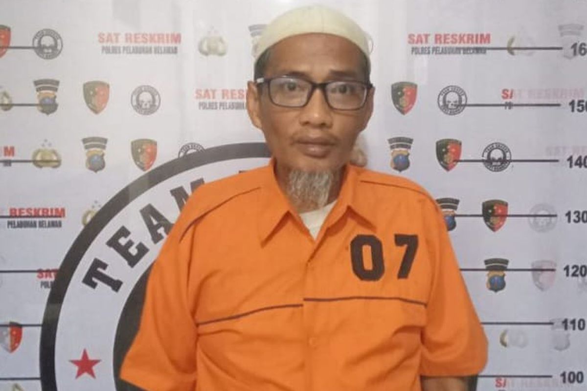 Seorang pria bernama Dedi Ferdian (42) asal Kota Medan ditahan di Polres Pelabuhan Belawan pada Selasa (11/2/2025). Dia mencuri mobil anak dari istri sirinya. 