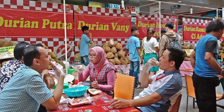 Keluarga yang sedang menikmati ragam durian di bazar durian Blok M Square, Jakarta, Rabu (7/3/2018).